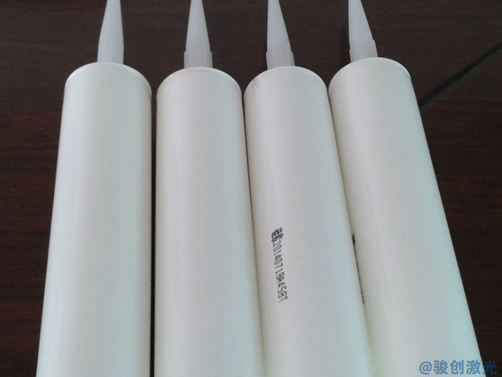 如何使用打標(biāo)機(jī)在白色硅膠上打印黑色字體