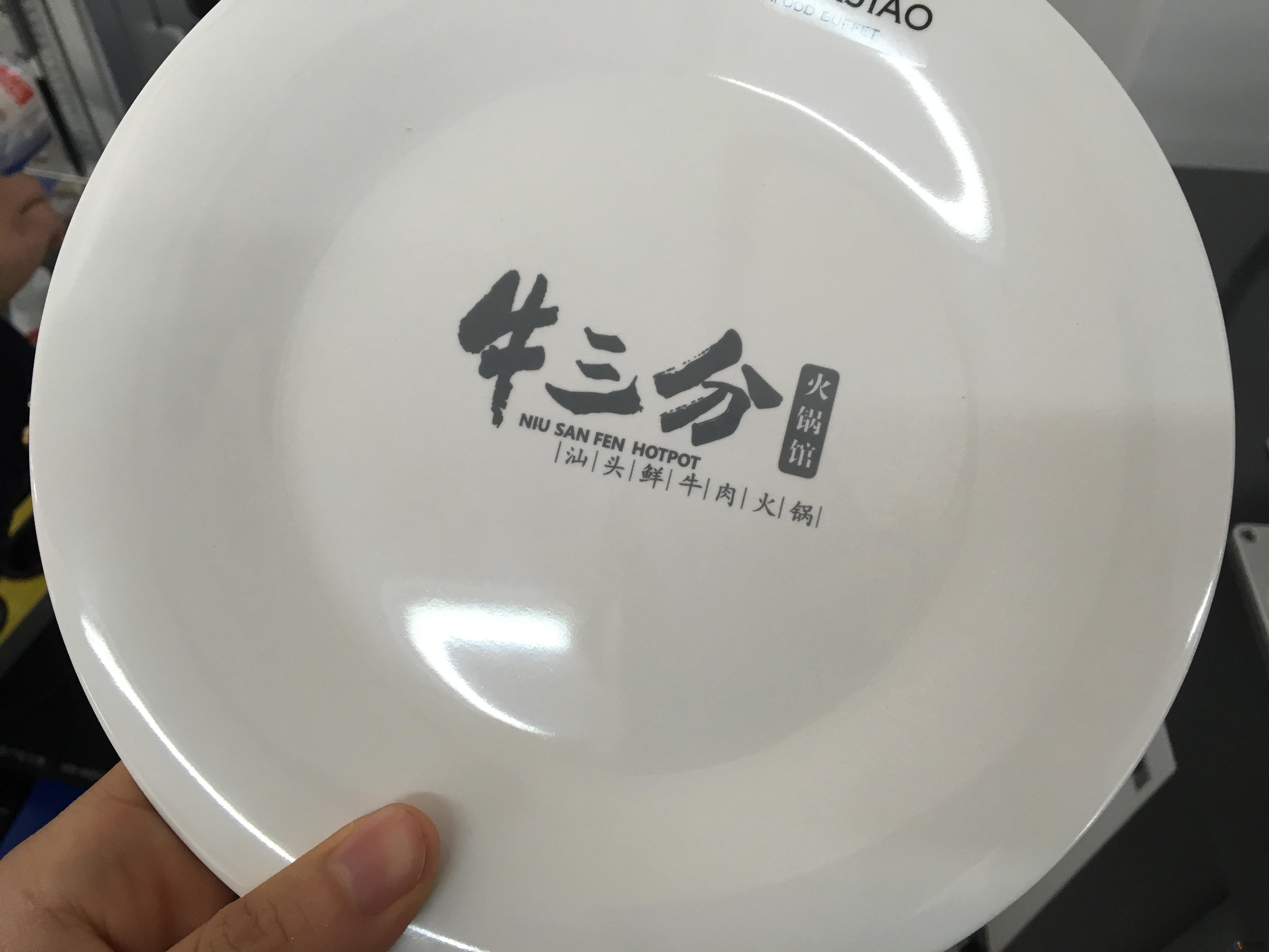 塑料瓶蓋包裝紙盒二維碼激光打標(biāo)機(圖1)
